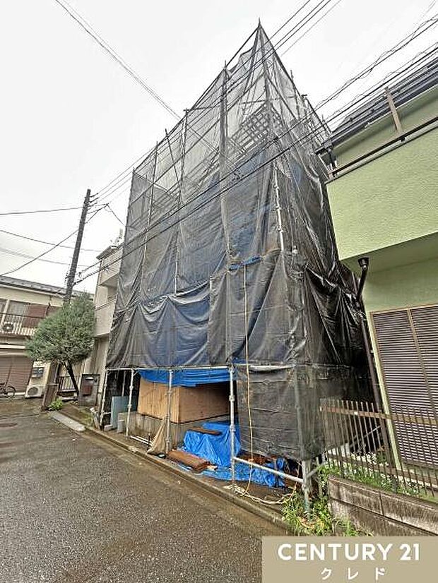 建物の骨組みとなる木材を設置し、基本的な構造を組み立てています。これにより建物の強度や耐震性を確保します。
