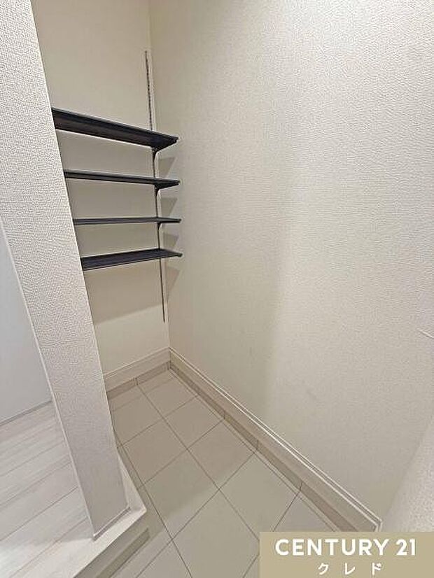 玄関横に設けられた広々とした土間収納は靴をはじめ、傘・アウトドア用品・ベビーカーなど、玄関まわりに置きがちなアイテムをまとめて収納できます。