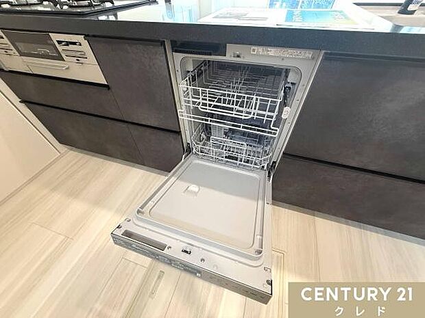 たっぷり入るフロントオープン食洗機付き！食洗機は洗うと同時に除菌もできるので、哺乳瓶やお子様の使う食器もキレイに洗え、気になる衛生面も安心です！