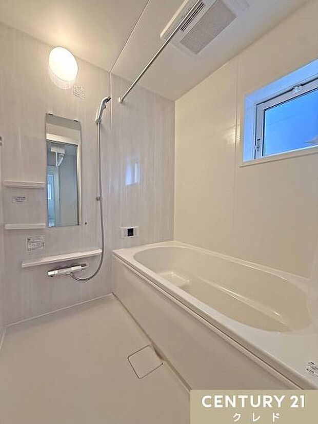 節水効果のあるベンチ付きタイプの浴槽です。浴室暖房乾燥機＆ランドリーパイプ付きで悪天候の日や花粉の季節でも安心して干せます。