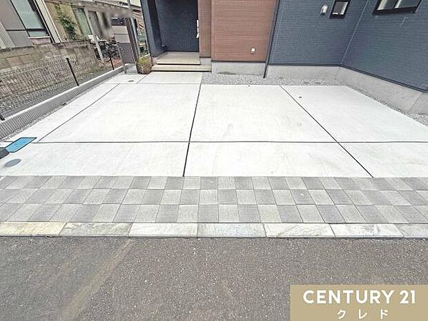 駐車スペースは並列3台分確保（車種による）ご家族のお車はもちろん、来客時や将来お子さまが免許を取得した際にも便利です。