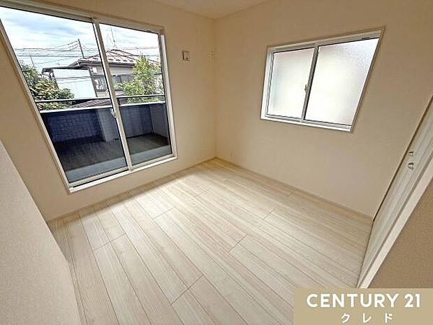 【洋室5.25帖】南西向きバルコニーに面した明るい住空間。落ち着いた住宅地のため、勉強や読書を楽しむのにピッタリです。