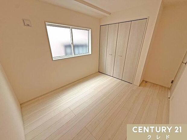 【洋室5帖】各室にクローゼットがあるのでタンスなどの収納家具が少なく済み、住空間をより広く確保！ハンガーパイプ付きでサッと収納可能です。