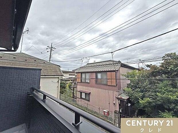 バルコニーからの眺望です。晴れた日には青空が広がり、心地よい風に包まれながら、ゆったりとした時間をお過ごしいただけます。