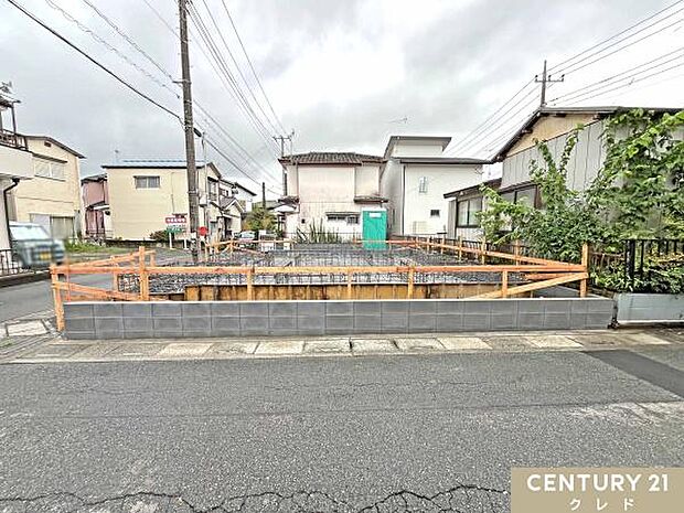 【鉄筋入りベタ基礎】家の荷重を底板全面で受け止めるため布基礎に比べ強度が高い他、湿気を防ぎシロアリも侵入しにくくなります。