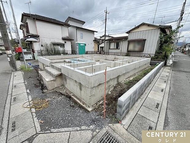 引き続き基礎の段階が続いています。次の工程では上棟に入り、建物のの骨組みを作っていきます。