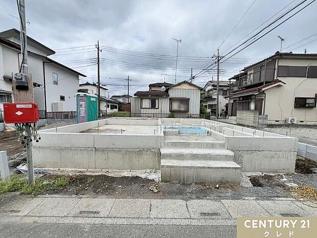 現在基礎の状態です。地盤調査を行った後に、家の面積と同じ大きさの基礎を作ることでしっかりと家を支えます。