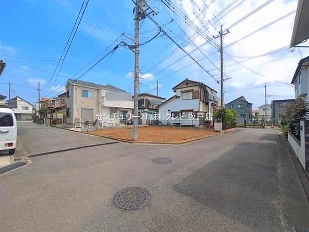 落ち着いた住環境が魅力の閑静な住宅街。南西角地ならではの開放感も魅力です。駐車場2台(車種による)