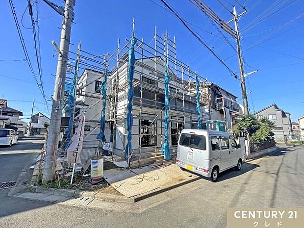 落ち着いた住環境が魅力の閑静な住宅街。南西角地ならではの開放感も魅力です。駐車場2台(車種による)