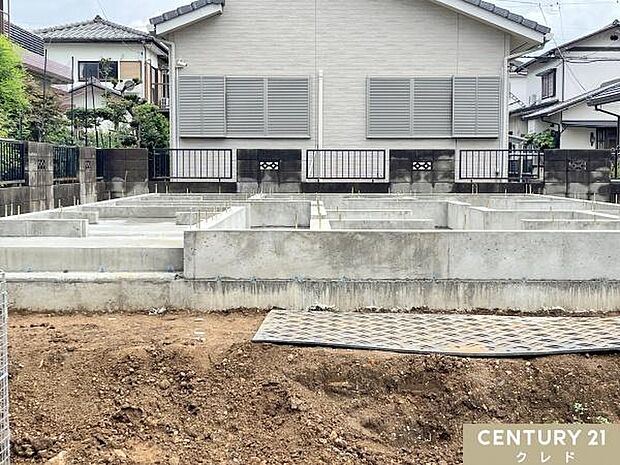 現在、更地の状態です。敷地の広さや陽当たり、周辺環境を実際に確認できます。2026年11月上旬完成予定。