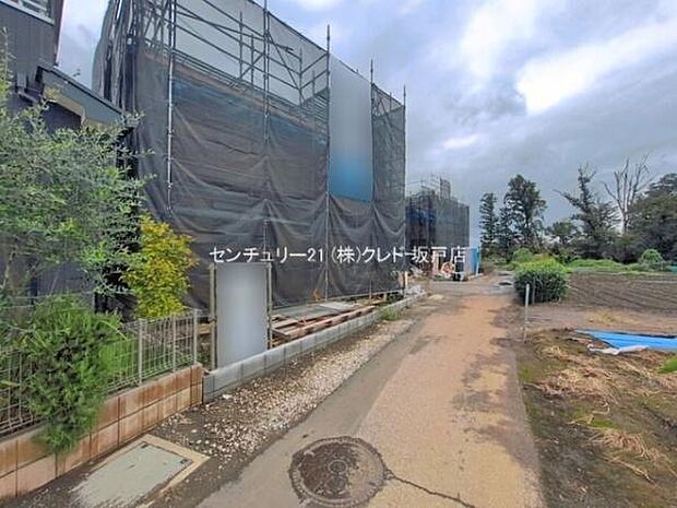JR川越線「的場」駅徒歩20分。バス停まで徒歩6分で、毎日の通勤通学はもちろん、休日のお出かけにも便利な住環境です。