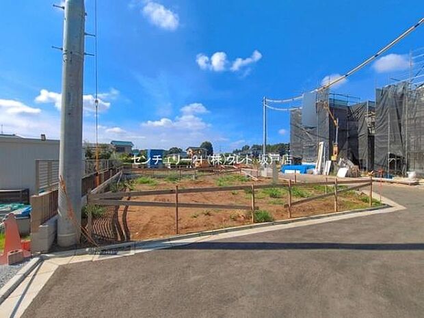 JR川越線「的場」駅徒歩20分。バス停まで徒歩6分で、毎日の通勤通学はもちろん、休日のお出かけにも便利な住環境です。