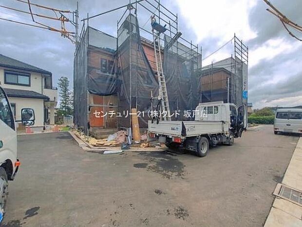 2階の2部屋に面した南向きバルコニー。陽当り良好で、開放感あふれる心地よい空間です。