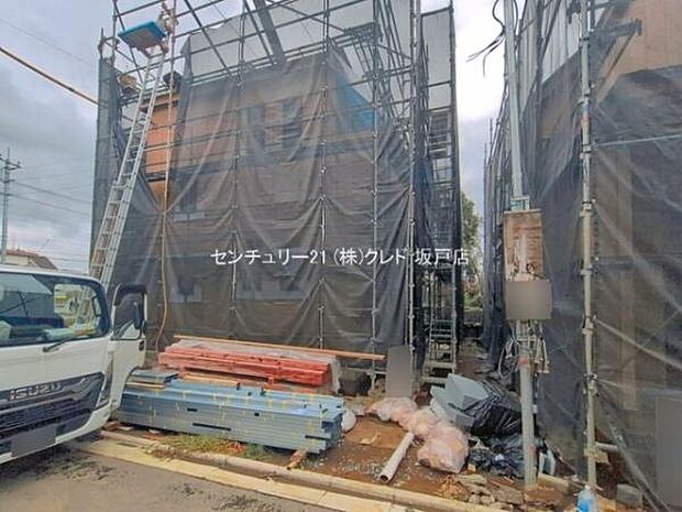 JR川越線「的場」駅徒歩20分。バス停まで徒歩6分で、毎日の通勤通学はもちろん、休日のお出かけにも便利な住環境です。