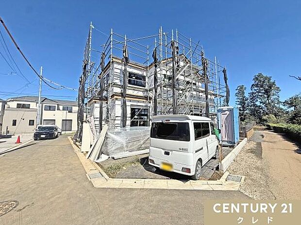 完成に向けて丁寧に施工が行われています。防水シートと外壁の2つの工程を重ねることで骨組みとなる木材を湿気などから守ります。