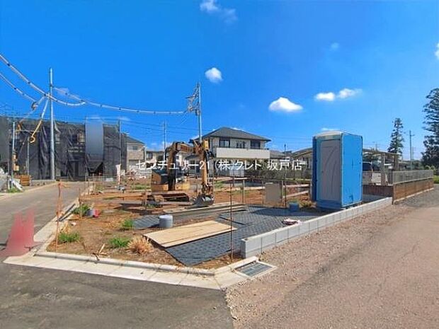 JR川越線「的場」駅徒歩20分。バス停まで徒歩6分で、毎日の通勤通学はもちろん、休日のお出かけにも便利な住環境です。