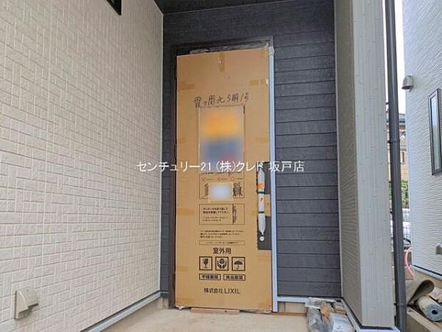 玄関にはドアが付いていました。室内では壁紙、床材、設備機器取り付けなど、室内の細かい作業を行っています。