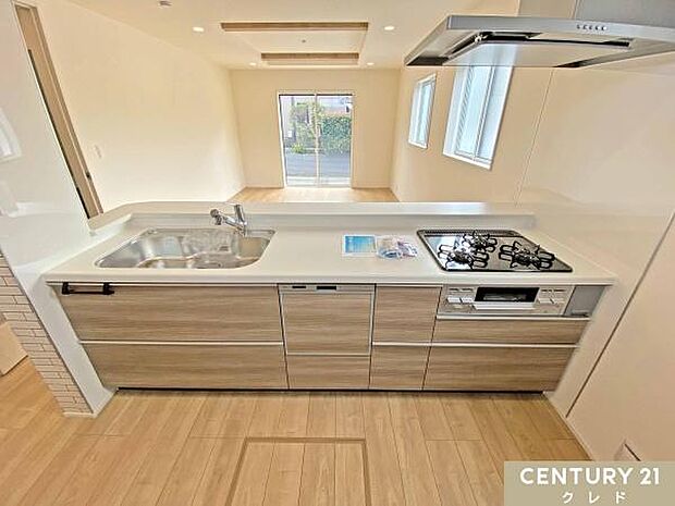 収納豊富なシステムキッチンは動線にゆとりを作り、住空間を広く確保。3口コンロや家事の時短に大活躍の食洗機など、家事をサポートする設備も充実しています。