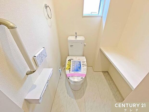窓から自然光が入り、明るく爽やかな印象のトイレです。温水洗浄便座付きで毎日快適。お手入れもしやすく、清潔な状態を保ちやすいのも魅力です。