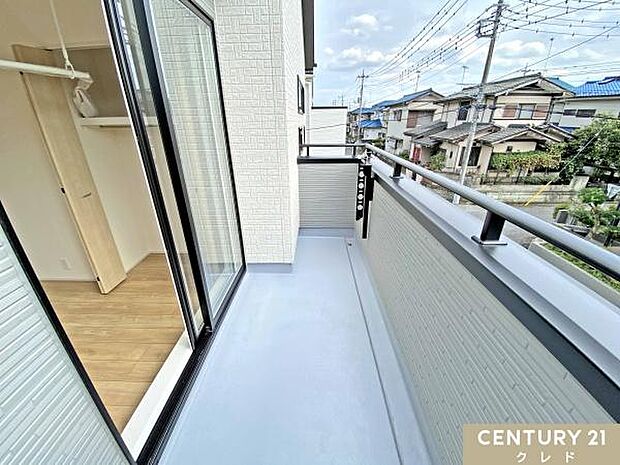 陽当り良好な南向きバルコニー。日中はたっぷりの陽光が差し込み、洗濯物も気持ちよく干せる、明るく心地よい空間です。
