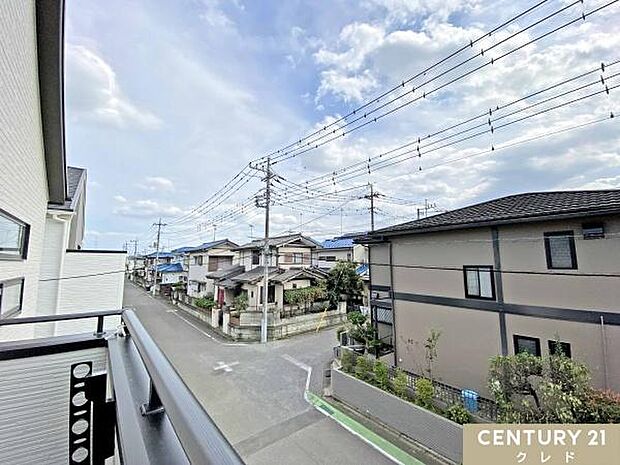 たっぷりの陽光が差し込む南向きバルコニー。近くには公園もあり、住宅街の落ち着いた環境の中で、身近に緑を感じながら心地よく暮らせます。