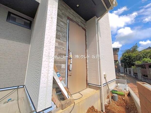 玄関にはドアが付いていました。室内では壁紙、床材、設備機器取り付けなど、室内の細かい作業を行っています。