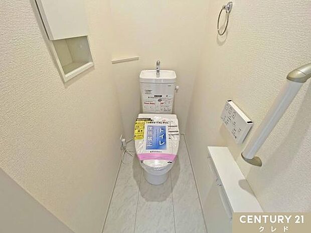 明るく爽やかな印象のトイレです。温水洗浄便座付きで毎日快適。お手入れもしやすく、清潔な状態を保ちやすいのも魅力です。