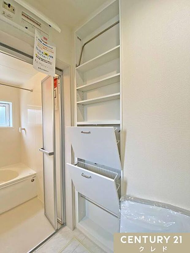 壁面を有効活用した埋め込み型収納。可動棚にはタオルや洗剤などを整理でき、フラップ式の収納も備えています。日用品をすっきり収納できる便利な設備です。