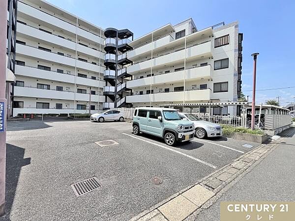 【駐車場】敷地内駐車場有り（平面：月額7500円）空き状況や車サイズの制限もありますので、ご希望の場合はお気軽にご確認ください。