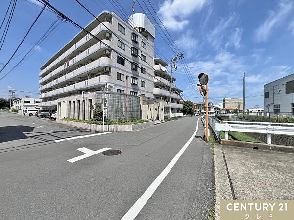 東武東上線・越生線「坂戸」駅徒歩15分。商業施設や教育機関が徒歩圏内に充実した住み良い環境です。