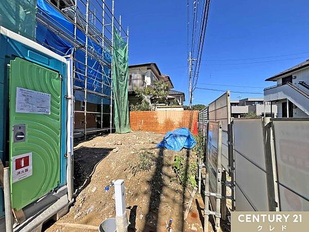 57坪のゆとりある敷地。並列2台駐車可能なカースペースと、家庭菜園も楽しめる南庭付きです。