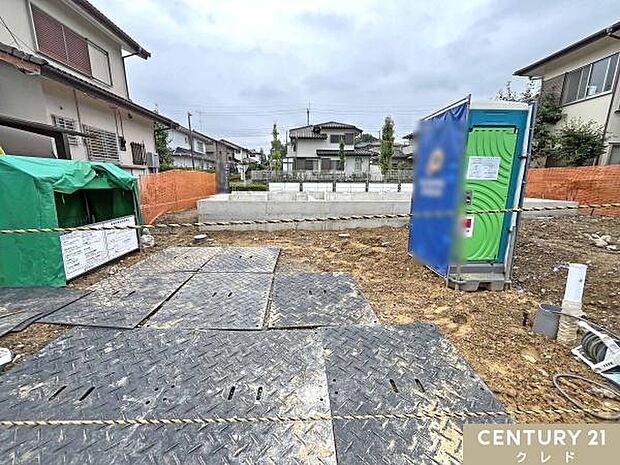 現在基礎の状態です。地盤調査を行った後に、家の面積と同じ大きさの基礎を作ることでしっかりと家を支えます。