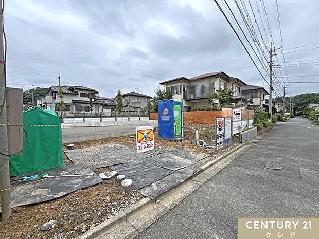 開放感のある両面道路に面した敷地。採光や通風を確保しやすく、心地よく暮らすことができますね。