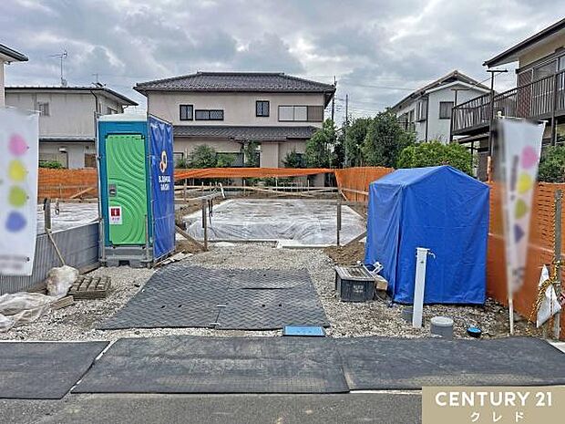 スーパーやコンビニ、ドラッグストアなどが徒歩5分圏内。穏やかな住環境と生活利便性を兼ね備えています。