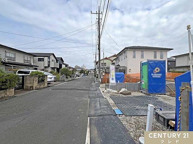 前面道路6mで開放的!車のすれ違いもスムーズに行えます。並列2台駐車可能です。(車種による)