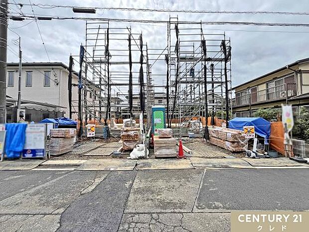 基礎工事を終え、足場が組まれました。これから建物の工事が本格的に進んでいきます。