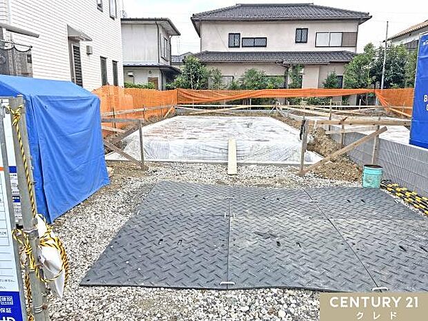 スーパーやコンビニ、ドラッグストアなどが徒歩5分圏内。穏やかな住環境と生活利便性を兼ね備えています。