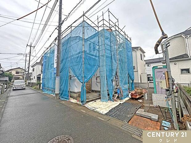 上棟し、シートが施工されました。建物の全体像が見えてきました。完成に向けて着々と建築が進んでいます。