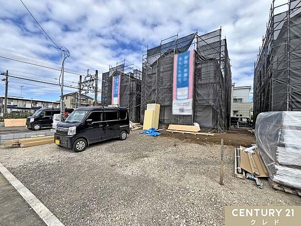 南西道路・庭先を広くとり、陽当り良好!駐車場は急な来客時にも便利な並列3台分確保しました。