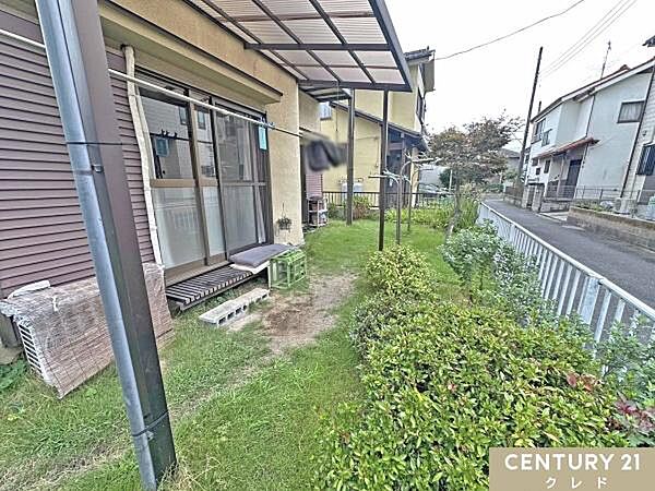 緑豊かな南庭が魅力。ガーデニングや家庭菜園にもおすすめです。草花を育てたり、のんびり過ごしたり、暮らしの楽しみが広がりますね。