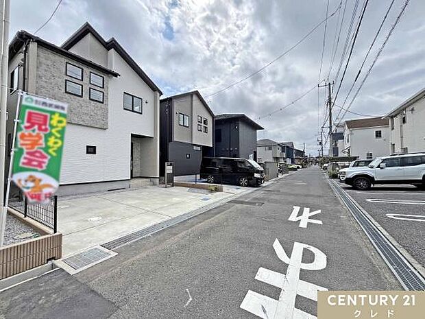 LDK16帖に隣接した和洋室5帖は多目的に活用できます。3ヵ所にWICがあり収納充実。