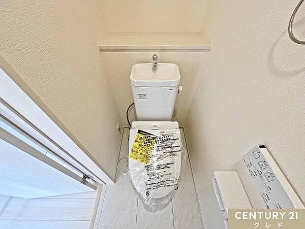 明るく爽やかな印象のトイレです。温水洗浄便座付きで毎日快適。お手入れもしやすく、清潔な状態を保ちやすいのも魅力です。