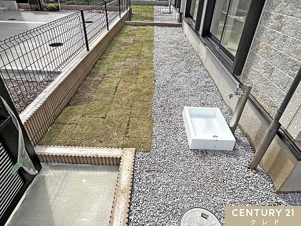 植物を育てたり、季節の花を植えたり、暮らしに彩りを添えるお庭付き。ご家族の憩いの場としてはもちろん、ガーデニングも楽しめます。洗車やお手入れに便利な外水栓も備えています。