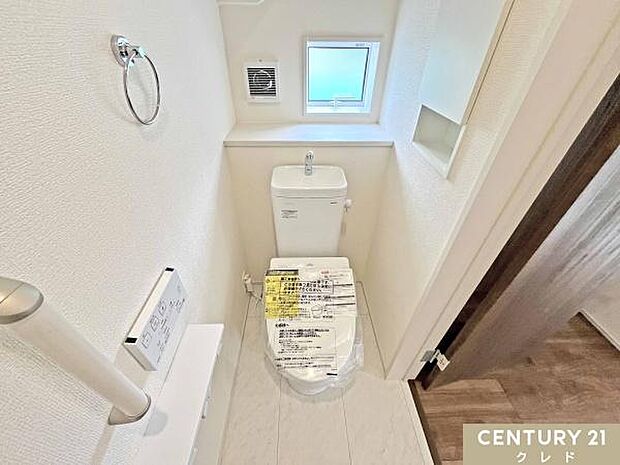 明るく爽やかな印象のトイレです。温水洗浄便座付きで毎日快適。お手入れもしやすく、清潔な状態を保ちやすいのも魅力です。