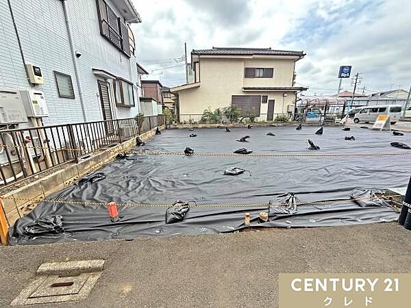 敷地約30坪の整形地。商業施設や教育機関が徒歩圏内に揃います。公園もほど近く、子育て世帯にもおすすめの住環境です。