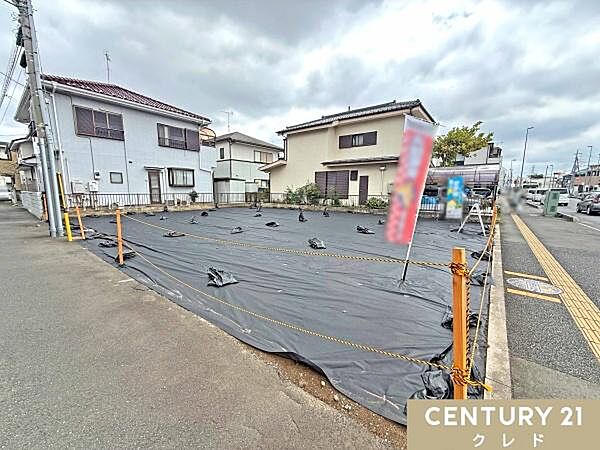 歩道がきれいに整備された前面道路は公道16ｍ、私道4ｍ。歩行者の通行スペースが確保された安心感のある立地。お気軽にお問い合わせください。