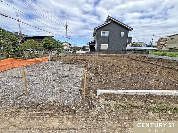 並列2台駐車可能なカースペース付き。買い物用と通勤用に2台車をお持ちの方も安心ですね!急な来客時にも役立ちます
