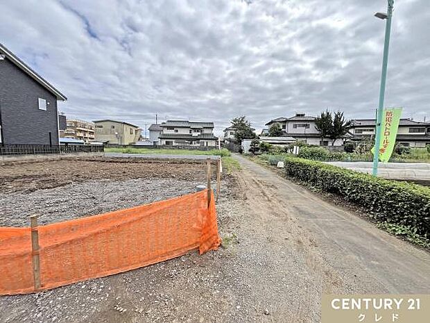 東武越生線「一本松」駅まで徒歩5分。スーパーやコンビニ、ドラッグストアなどが徒歩10分圏内で暮らしやすい住環境。