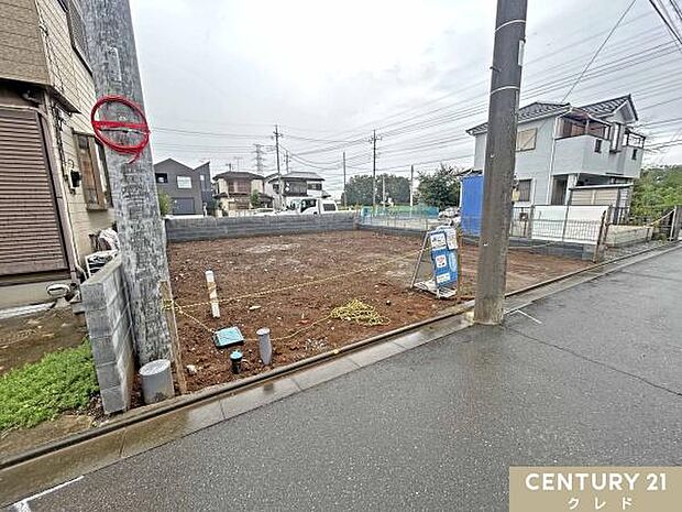 現在、更地の状態です。敷地の広さや陽当たり、周辺環境を実際に確認できます。2026年12月上旬完成予定。