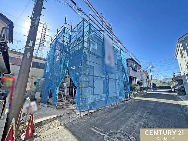 上棟し、ブルーシートが施工されました。木造軸組の柱・梁が組み上がり、工事は順調に進行しています。